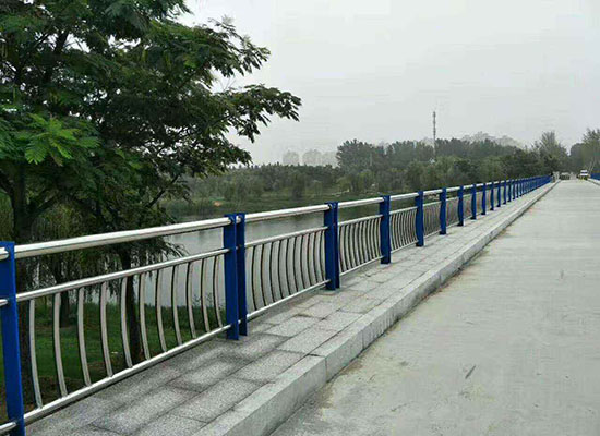 桥梁护栏.jpg